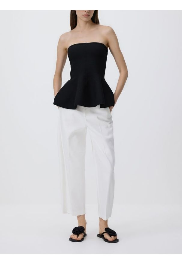 Reserved - Top z baskinką - czarny. Kolor: czarny. Materiał: dzianina, wiskoza. Wzór: gładki