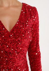 Born2be - Czerwona Dopasowana Cekinowa Sukienka z Kopertowym Dekoltem i Asymetrycznym Wycięciem Rinnalith. Okazja: na imprezę. Kolor: czerwony. Typ sukienki: asymetryczne, kopertowe. Styl: klasyczny, elegancki #5