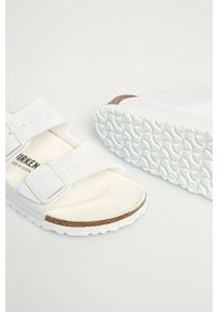 Birkenstock - Klapki Arizona 1019046. Kolor: biały. Materiał: materiał. Wzór: gładki. Obcas: na obcasie. Wysokość obcasa: niski #2