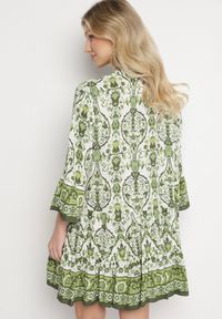 Born2be - Zielona Rozkloszowana Sukienka z Wiskozą w Ornamentalny Wzór Ravapia. Okazja: na co dzień, na spacer. Typ kołnierza: dekolt w kształcie V. Kolor: zielony. Materiał: wiskoza. Sezon: lato. Styl: casual #2