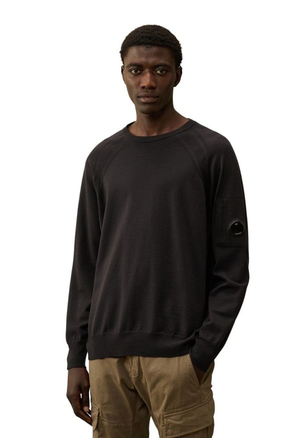 C.P. Company - C.P. COMPANY Czarny męski sweter Crew Neck. Kolor: czarny. Materiał: wełna, poliester, materiał