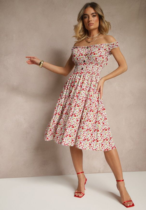 Renee - Biało-Różowa Bawełniana Sukienka z Guzikami o Rozkloszowanym Kroju w Kwiatowy Print Roniselle. Okazja: na co dzień. Kolor: biały. Materiał: bawełna. Wzór: nadruk, kwiaty. Styl: casual, elegancki, klasyczny