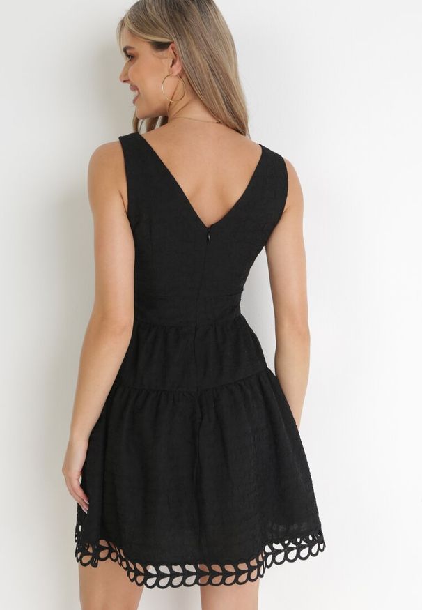 Born2be - Czarna Taliowana Sukienka Mini z Ozdobną Koronką Veronisa. Okazja: na spacer, na co dzień. Kolor: czarny. Materiał: koronka. Wzór: koronka. Styl: casual, wakacyjny. Długość: mini