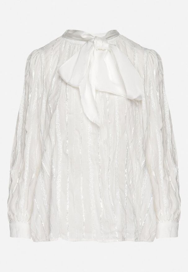 Born2be - Biała Koszulowa Bluzka z Tłoczonej Tkaniny z Wiązaniem przy Dekolcie Sepiane. Okazja: na spotkanie biznesowe, do pracy, na co dzień. Kolor: biały. Materiał: tkanina. Długość rękawa: długi rękaw. Długość: długie. Wzór: aplikacja. Styl: elegancki, casual, biznesowy