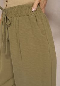 Renee - Ciemnozielone Spodnie Regular High Waist z Wiązaniem w Pasie Dimeca. Okazja: na co dzień. Stan: podwyższony. Kolor: zielony. Materiał: materiał. Wzór: aplikacja. Styl: casual