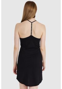 Guess - GUESS Czarna sukienka z trójkątnym logo. Kolor: czarny. Materiał: bawełna. Wzór: nadruk #5