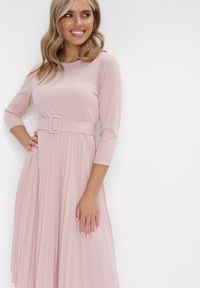 Born2be - Różowa Sukienka Plisowana z Paskiem Gonnge. Okazja: na co dzień, na imprezę. Kolor: różowy. Typ sukienki: proste, dopasowane. Styl: klasyczny, casual, elegancki #4