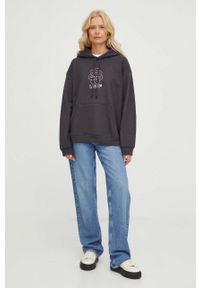 Levi's® - Levi's bluza bawełniana damska kolor szary z kapturem z aplikacją. Okazja: na spotkanie biznesowe. Typ kołnierza: kaptur. Kolor: szary. Materiał: bawełna. Długość rękawa: długi rękaw. Długość: długie. Wzór: aplikacja. Styl: biznesowy #5