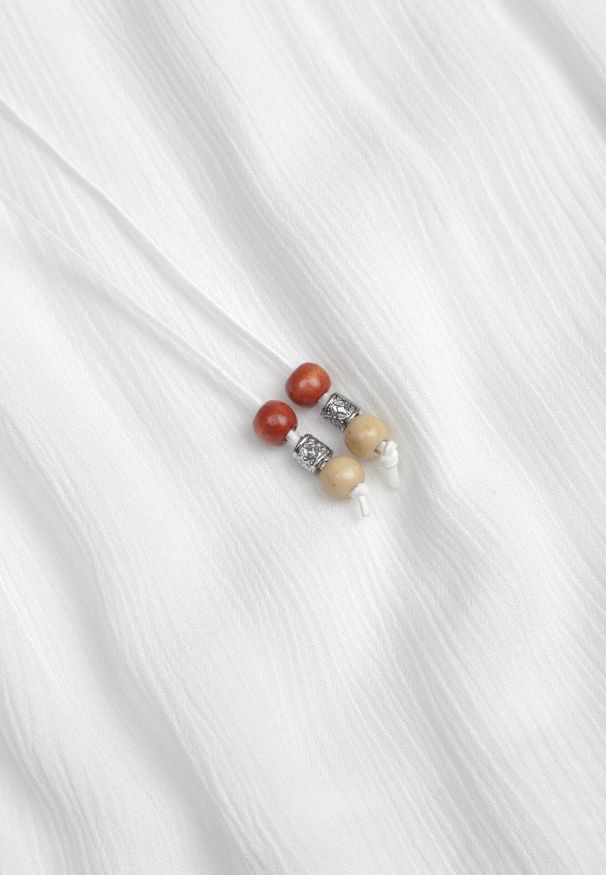 Born2be - Biała Bluzka z Wiskozy w Stylu Boho z Koronką Sznurkami i Koralikami Dazzlebell. Okazja: na co dzień, do pracy, na spotkanie biznesowe. Kolor: biały. Materiał: wiskoza, koronka. Wzór: koronka. Styl: boho