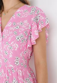 Born2be - Różowa Sukienka Rozkloszowana z Falbankami Pillia. Typ kołnierza: kołnierz z falbankami. Kolor: różowy. Typ sukienki: kopertowe. Długość: mini #3