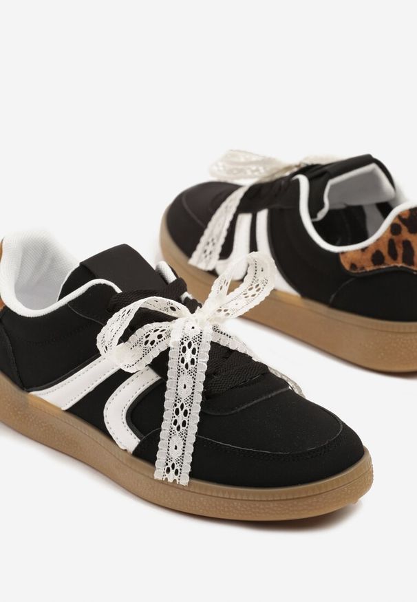 Renee - Czarne Sneakersy Typu Kultowe Tenisówki z Ozdobną Odpinaną Kokardą Korilinda. Okazja: na co dzień. Kolor: czarny. Materiał: jeans
