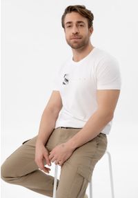 Volcano - Biały t-shirt z printem, Comfort Fit, T-SPACER. Okazja: na spacer. Kolor: biały. Materiał: materiał, bawełna. Długość rękawa: krótki rękaw. Długość: krótkie. Wzór: nadruk. Styl: casual, klasyczny #1