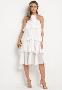 Born2be - Biała Sukienka z Falbanami Wiązana na Szyi z Broszką Kwiatem Tinallena. Okazja: na co dzień. Kolor: biały. Wzór: kwiaty. Styl: casual #7