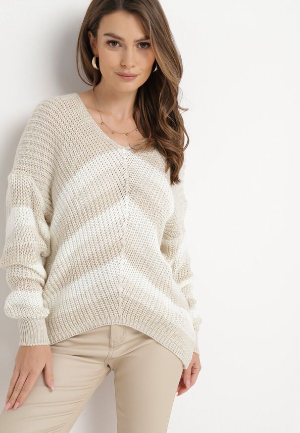 Born2be - Beżowy Luźny Sweter w Paski Onortte. Kolor: beżowy. Wzór: paski. Styl: klasyczny