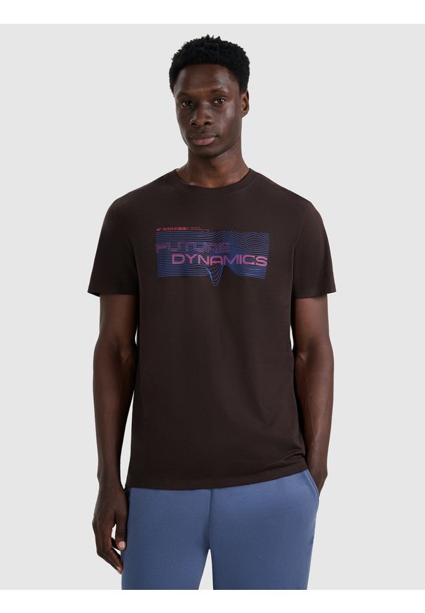 4f - 4F T-shirt regular z nadrukiem męski - brązowy M. Okazja: na co dzień, do pracy, na spacer. Kolor: brązowy. Materiał: jeans, dzianina, bawełna, dresówka, materiał. Wzór: nadruk. Styl: casual, klasyczny