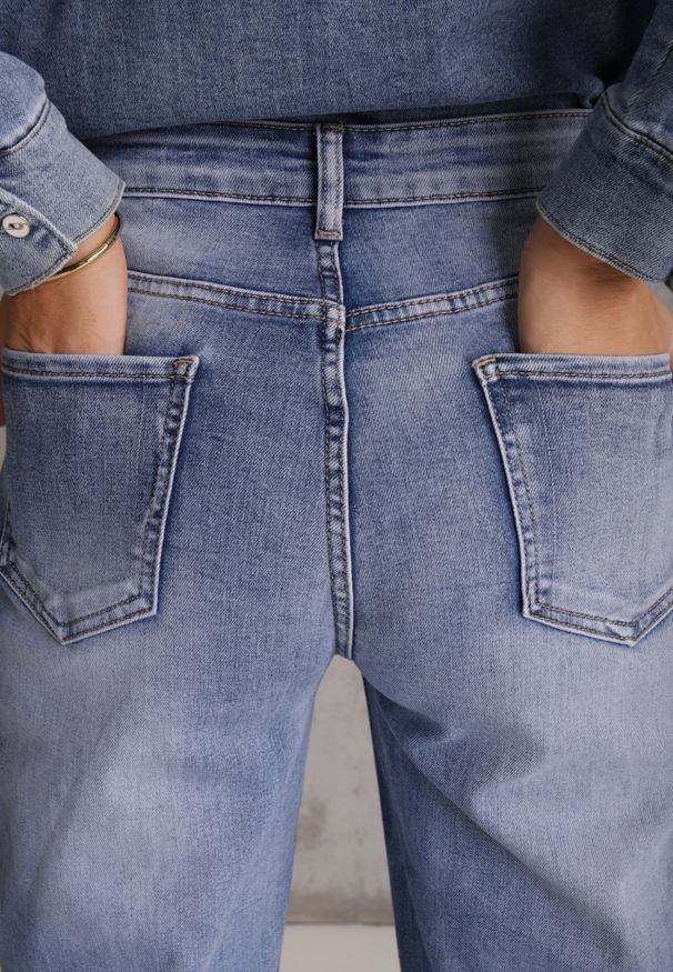 Renee - Niebieskie Klasyczne Jeansy Mom Fit High Waist z Bawełny Uhrlith. Okazja: na co dzień. Stan: podwyższony. Kolor: niebieski. Styl: klasyczny