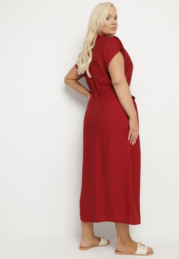 Born2be - Bordowa Wiskozowa Sukienka Pudełkowa z Cienkim Paskiem i Kieszeniami Lumivorae. Okazja: na co dzień. Kolekcja: plus size. Kolor: czerwony. Materiał: wiskoza. Typ sukienki: dla puszystych, proste. Styl: casual, elegancki