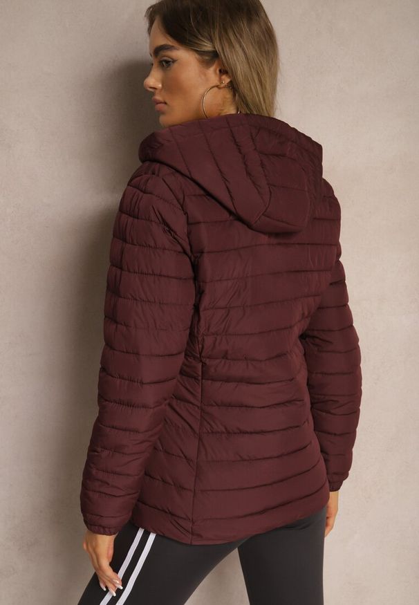 Renee - Bordowa Kurtka Ozdobiona Pikowaniem Wykończona Sznurkami i Kapturem Mivissa. Okazja: na co dzień, na spacer. Kolor: czerwony. Materiał: jeans. Wzór: aplikacja. Styl: elegancki, casual