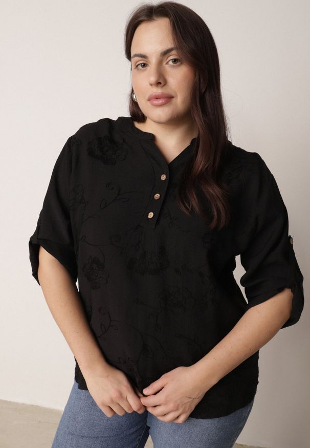 Born2be - Czarna Bluzka Ozdobiona Guzikami i Haftowanymi Kwiatami Delmana. Okazja: na co dzień. Kolekcja: plus size. Kolor: czarny. Materiał: materiał, tkanina. Wzór: kwiaty, haft, aplikacja. Sezon: lato. Styl: casual, klasyczny