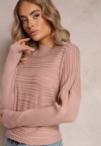 Renee - Różowy Asymetryczny Sweter z Wełną Ozdobiony Tłoczeniem Aurorrsa. Kolor: różowy. Materiał: wełna. Wzór: aplikacja #3