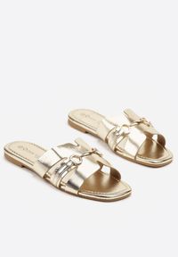 Born2be - Złote Klapki z Metaliczną Klamrą Addbina. Okazja: na co dzień. Kolor: złoty. Wzór: aplikacja. Sezon: lato. Styl: klasyczny, elegancki, casual #6