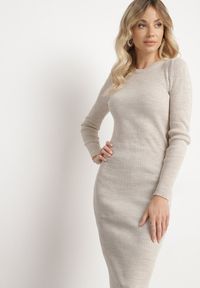 Born2be - Jasnobeżowa Sukienka Dzianinowa Dopasowana Morttina. Okazja: na co dzień. Kolor: beżowy. Materiał: dzianina. Długość rękawa: długi rękaw. Typ sukienki: proste. Styl: casual, klasyczny, elegancki. Długość: midi #4