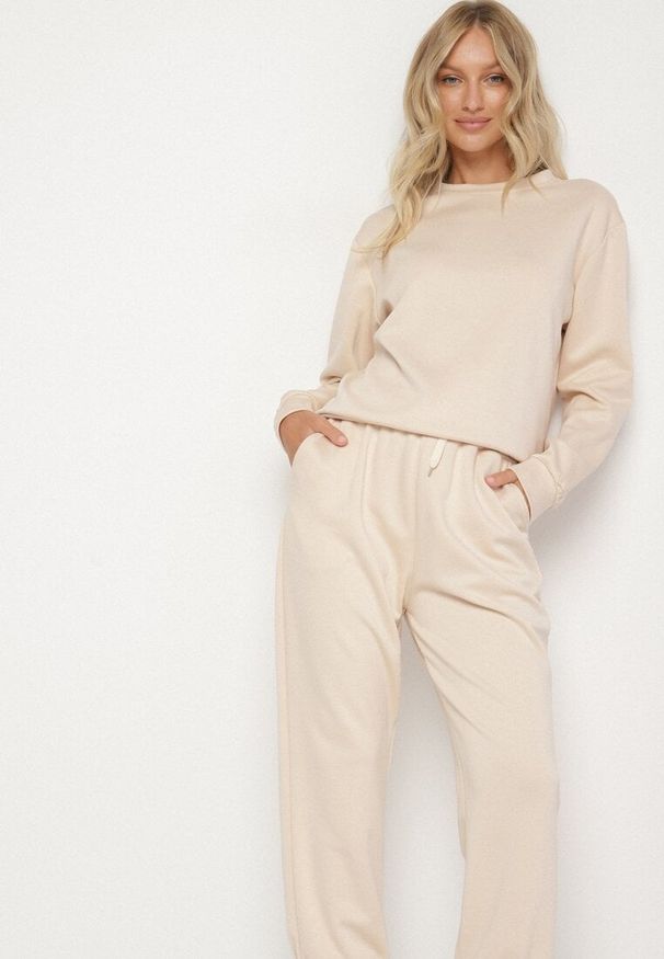 Born2be - Beżowy Komplet Dresowy z Bawełną Bluza i Spodnie Joggery Ette. Kolor: beżowy. Materiał: bawełna, dresówka