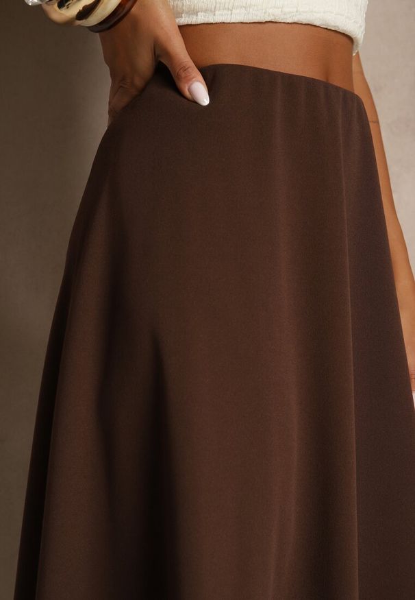 Renee - Ciemnobrązowa Midi Spódnica Rozkloszowana o Klasycznym Fasonie Namettia. Kolor: brązowy. Materiał: tkanina. Styl: klasyczny