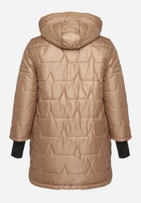 Born2be - Jasnobrązowa Przejściowa Kurtka z Pikowanymi Przeszyciami Fesinoa. Okazja: na co dzień, na spacer. Typ kołnierza: kaptur. Kolekcja: plus size. Kolor: brązowy. Materiał: jeans. Styl: casual #6