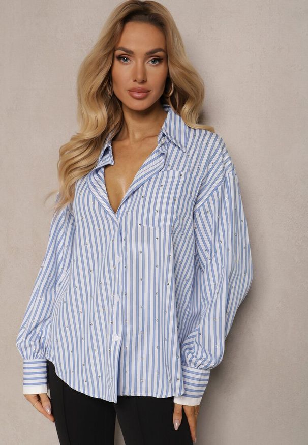 Renee - Niebieska Koszula o Klasycznym Kroju w Paski Zapinana na Guziki Ozdobiona Cyrkoniami Ealifea. Okazja: na spotkanie biznesowe, do pracy. Kolor: niebieski. Długość rękawa: długi rękaw. Długość: długie. Wzór: aplikacja, paski. Styl: klasyczny