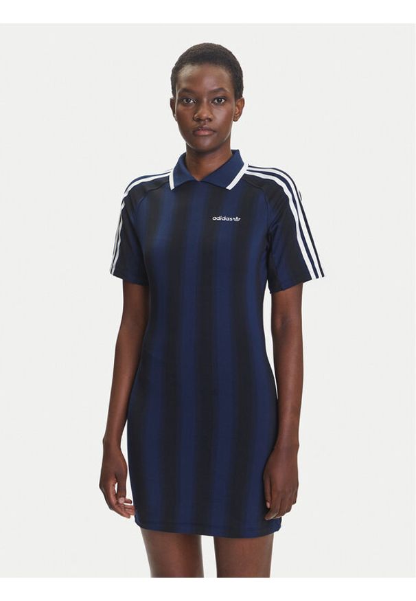 Adidas - adidas Sukienka codzienna Football Inspired Graphic JW5143 Granatowy Regular Fit. Okazja: na co dzień. Kolor: niebieski. Materiał: syntetyk. Typ sukienki: proste. Styl: casual