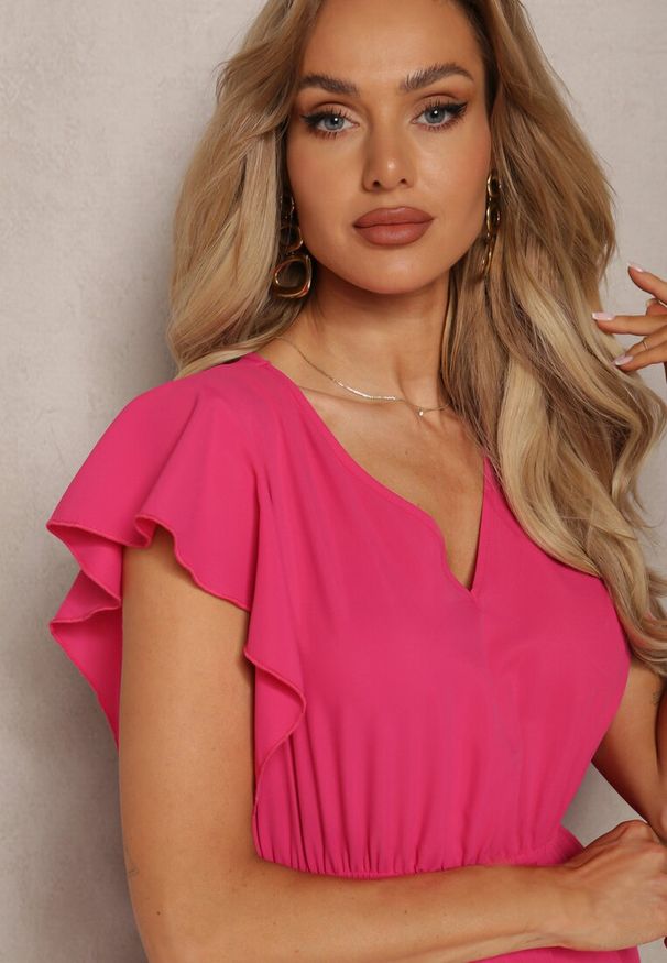 Renee - Ciemnoróżowa Rozkloszowana Sukienka z Plisami Maxi z Falbankami przy Ramionach Nethula. Typ kołnierza: kołnierz z falbankami. Kolor: różowy. Materiał: materiał. Typ sukienki: plisowane, rozkloszowane. Długość: maxi