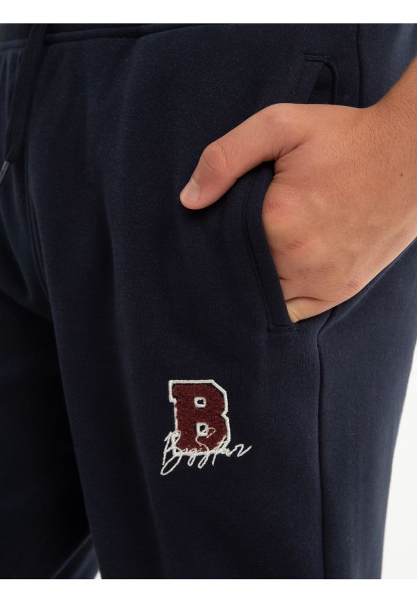 Big-Star - Spodnie chłopięce dresowe granatowe Letterp 403. Kolor: niebieski. Materiał: dresówka. Styl: młodzieżowy, sportowy, elegancki, retro