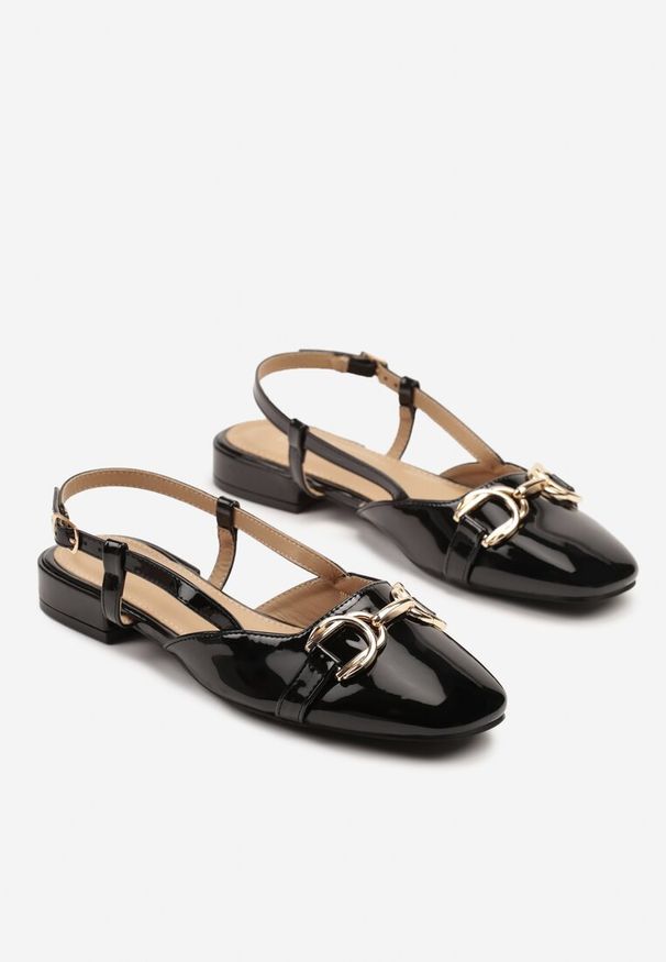 Renee - Czarne Sandały Lakierowane Slingback Ozdobione Metalową Aplikacją Sonoriana. Okazja: na co dzień. Zapięcie: sprzączka. Kolor: czarny. Materiał: lakier. Wzór: aplikacja. Obcas: na obcasie. Styl: elegancki, casual. Wysokość obcasa: średni