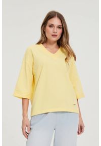 MOODO - Bluza z dekoltem w serek żółta. Typ kołnierza: dekolt w serek. Kolor: żółty. Materiał: poliester, bawełna #1