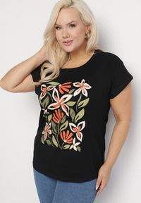 Born2be - Czarny Bawełniany T-shirt z Nadrukiem z Kwiatami Setalisa. Okazja: na co dzień. Kolekcja: plus size. Kolor: czarny. Materiał: bawełna. Wzór: kwiaty, nadruk. Styl: klasyczny, casual, elegancki #7