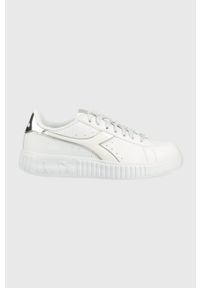 Diadora sneakersy kolor biały. Nosek buta: okrągły. Zapięcie: sznurówki. Kolor: biały. Materiał: guma. Obcas: na platformie