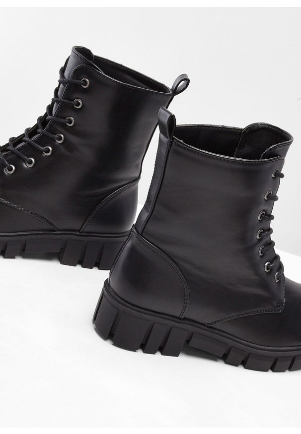 bonprix - Botki sznurowane z profilowaną podeszwą. Kolor: czarny. Styl: elegancki, militarny