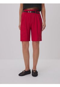 Reserved - Szorty z paskiem - czerwony. Kolor: czerwony. Materiał: tkanina, bawełna, len, wiskoza #1