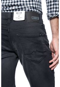 Mustang - SPODENKI JEANSOWE MĘSKIE MUSTANG Chicago Short 1010193 4000 881. Materiał: jeans