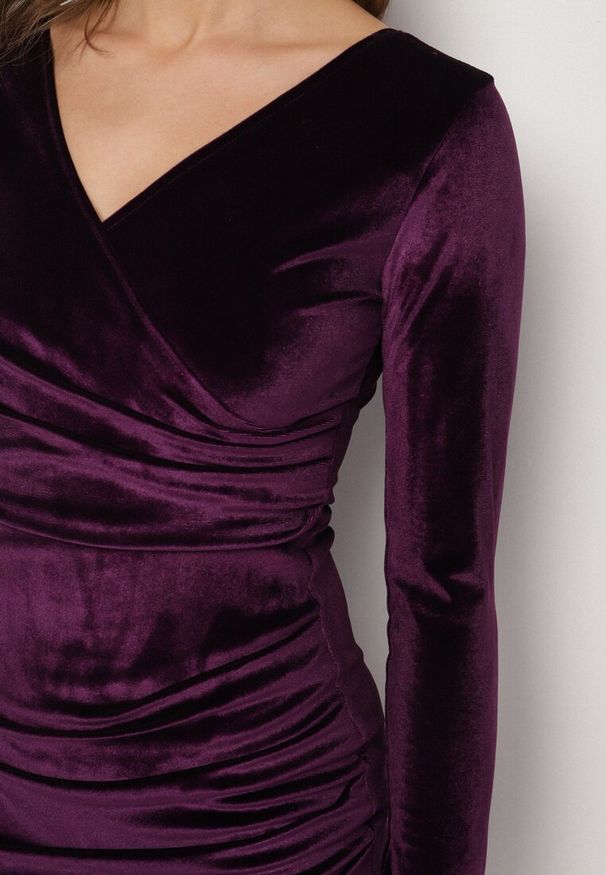 Born2be - Fioletowa Kopertowa Welurowa Sukienka Leniritte. Okazja: na imprezę. Kolor: fioletowy. Materiał: welur. Długość rękawa: długi rękaw. Sezon: wiosna, jesień. Typ sukienki: kopertowe. Styl: klasyczny, elegancki