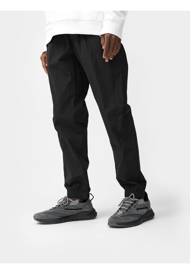 4f - 4F Spodnie casual joggery męskie L. Kolor: czarny. Materiał: tkanina