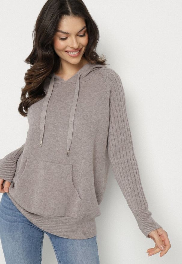 Born2be - Ciemnobrązowy Sweter z Kapturem i Kieszenią z Domieszką Kaszmiru Neriele. Okazja: na co dzień. Typ kołnierza: kaptur. Kolor: brązowy. Materiał: kaszmir. Wzór: aplikacja. Styl: casual