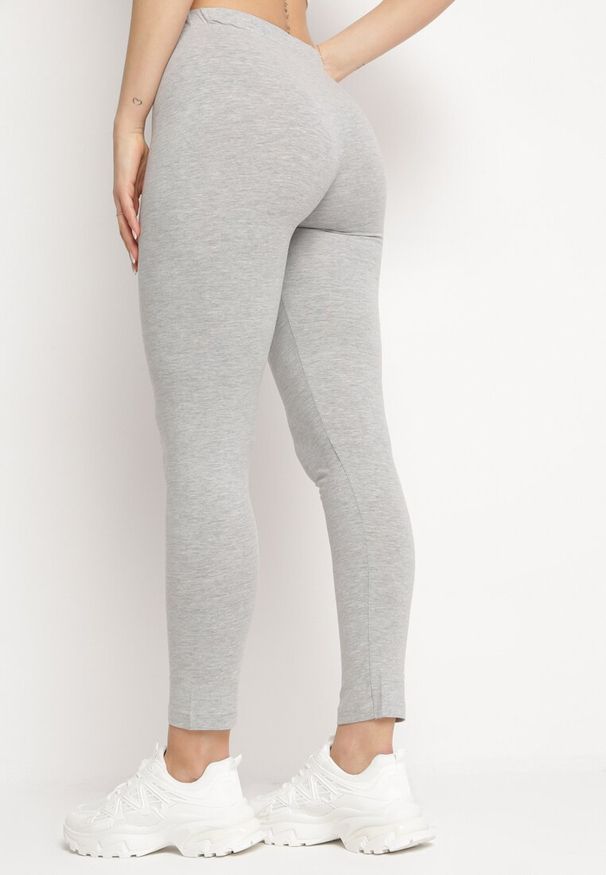 Born2be - Szare Legginsy Ozdobione Szerokim Napisem z Boku Nogawki Aitennia. Kolor: szary. Wzór: aplikacja, napisy