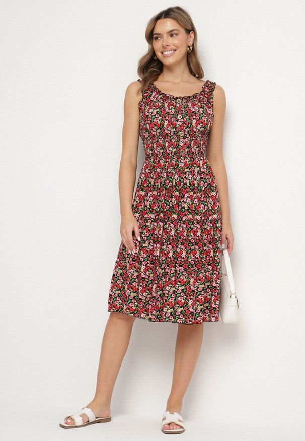 Born2be - Czarna Sukienka Bawełniana Rozkloszowana w Kwiaty z Guzikami Ronzea. Okazja: na spacer. Kolor: czarny. Materiał: bawełna. Wzór: kwiaty. Sezon: lato. Typ sukienki: rozkloszowane. Styl: elegancki, klasyczny