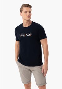 Volcano - T-shirt z napisem T-RIZ. Okazja: na co dzień. Kolekcja: plus size. Materiał: bawełna, jeans, materiał. Długość rękawa: krótki rękaw. Długość: krótkie. Wzór: napisy. Styl: casual, klasyczny #1