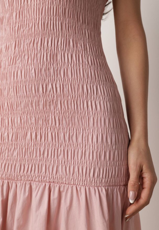 Born2be - Różowa Marszczona Sukienka Bez Rękawów z Obniżoną Linią Talii Natirea. Okazja: na co dzień. Kolor: różowy. Długość rękawa: bez rękawów. Typ sukienki: proste. Styl: elegancki, casual