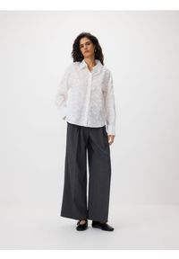 Reserved - Bawełniana koszula z haftowaniem - złamana biel. Materiał: bawełna. Wzór: haft #1