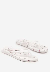 Born2be - Białe Japonki z Ozdobną Aplikacją na Podeszwie Pasethia. Okazja: na spacer. Kolor: biały. Materiał: jeans. Wzór: aplikacja