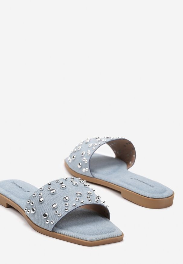 Born2be - Janoniebieskie Płaskie Klapki z Ekoskóry Ozdobione Nitami Risamara. Okazja: na co dzień, na spacer, na plażę. Kolor: niebieski. Materiał: wiskoza, jeans. Wzór: aplikacja. Sezon: lato. Styl: casual, klasyczny, rockowy